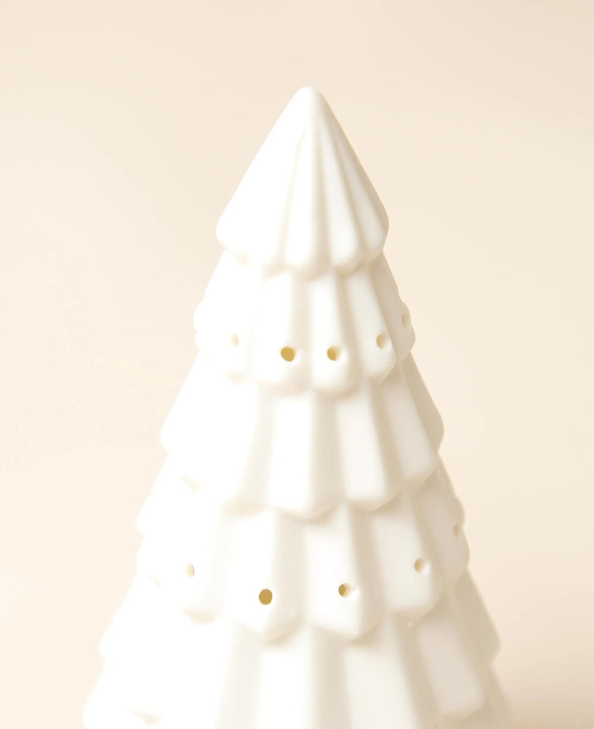 Weihnachtsbaum / Tannenbaum aus weisser, matter Keramik mit LED, 16 cm
