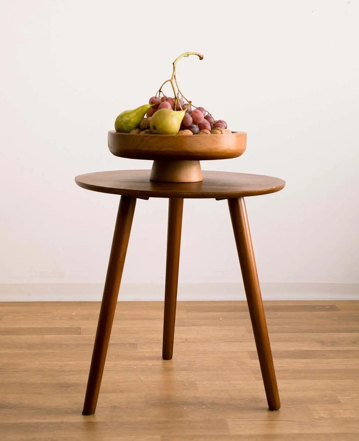 Runder Beistelltisch / Sofatisch / Holztisch aus dunklem Holz, Ø 40 cm