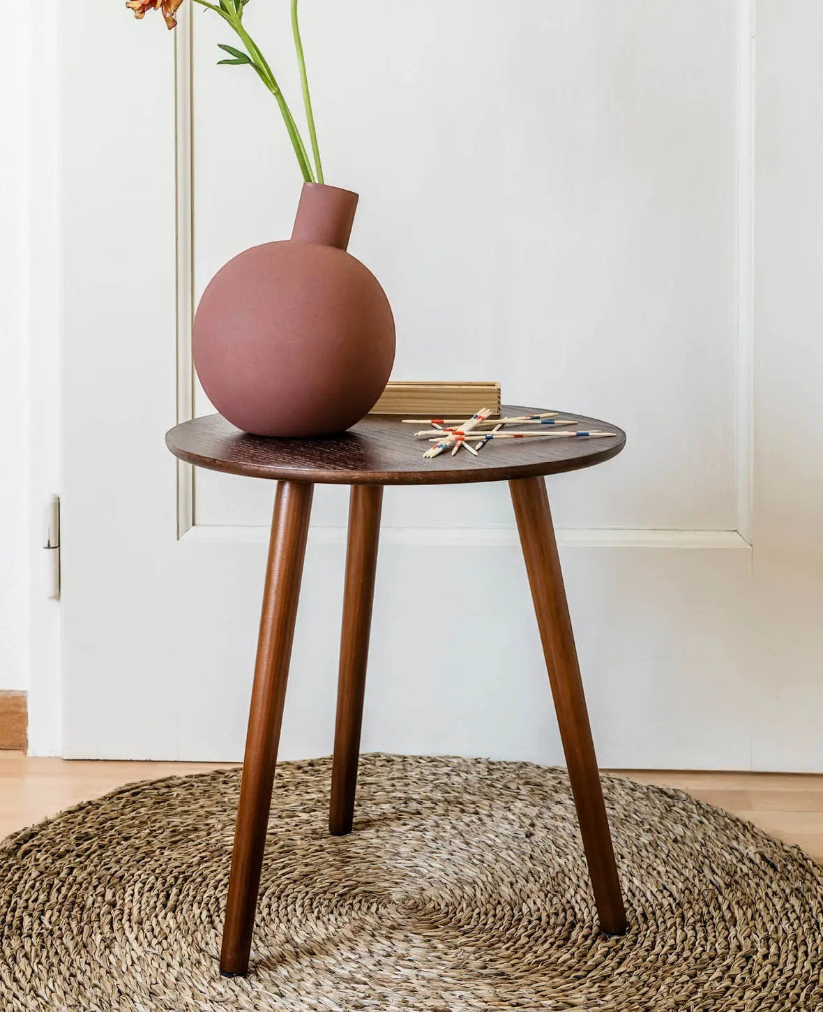 Runder Beistelltisch / Sofatisch / Holztisch aus dunklem Holz, Ø 40 cm