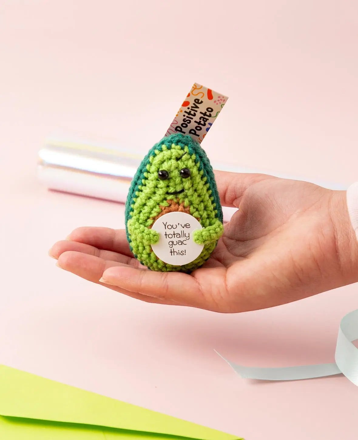 Positive Avocado, Gehäkeltes Mini Plüschtier / Glücksbringer, Grün, 7.5 x 5.5 cm