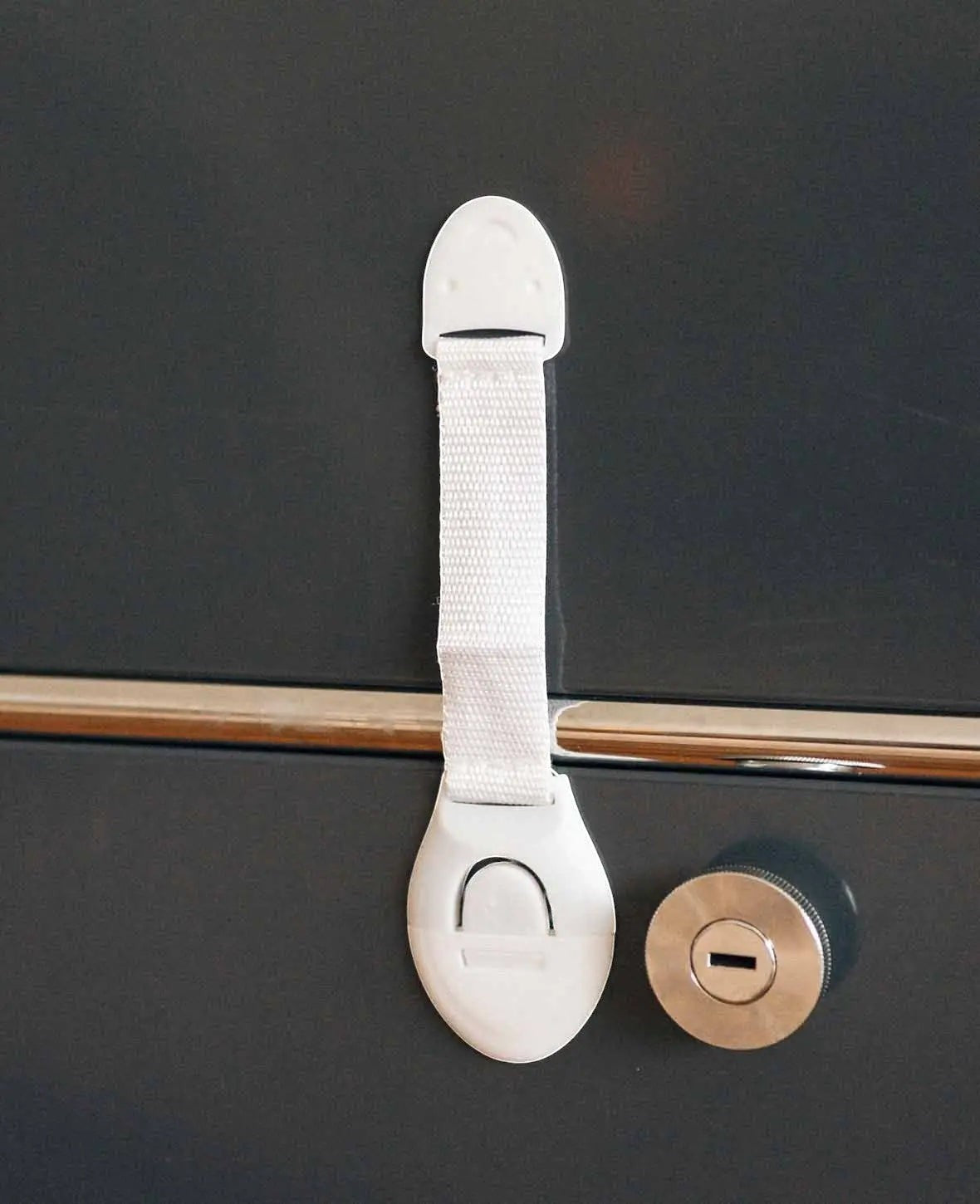 10 Stück Kindersicherungen / Schranksicherungen für Schränke und Schubladen, mit flexiblem Nylon Band, Weiss