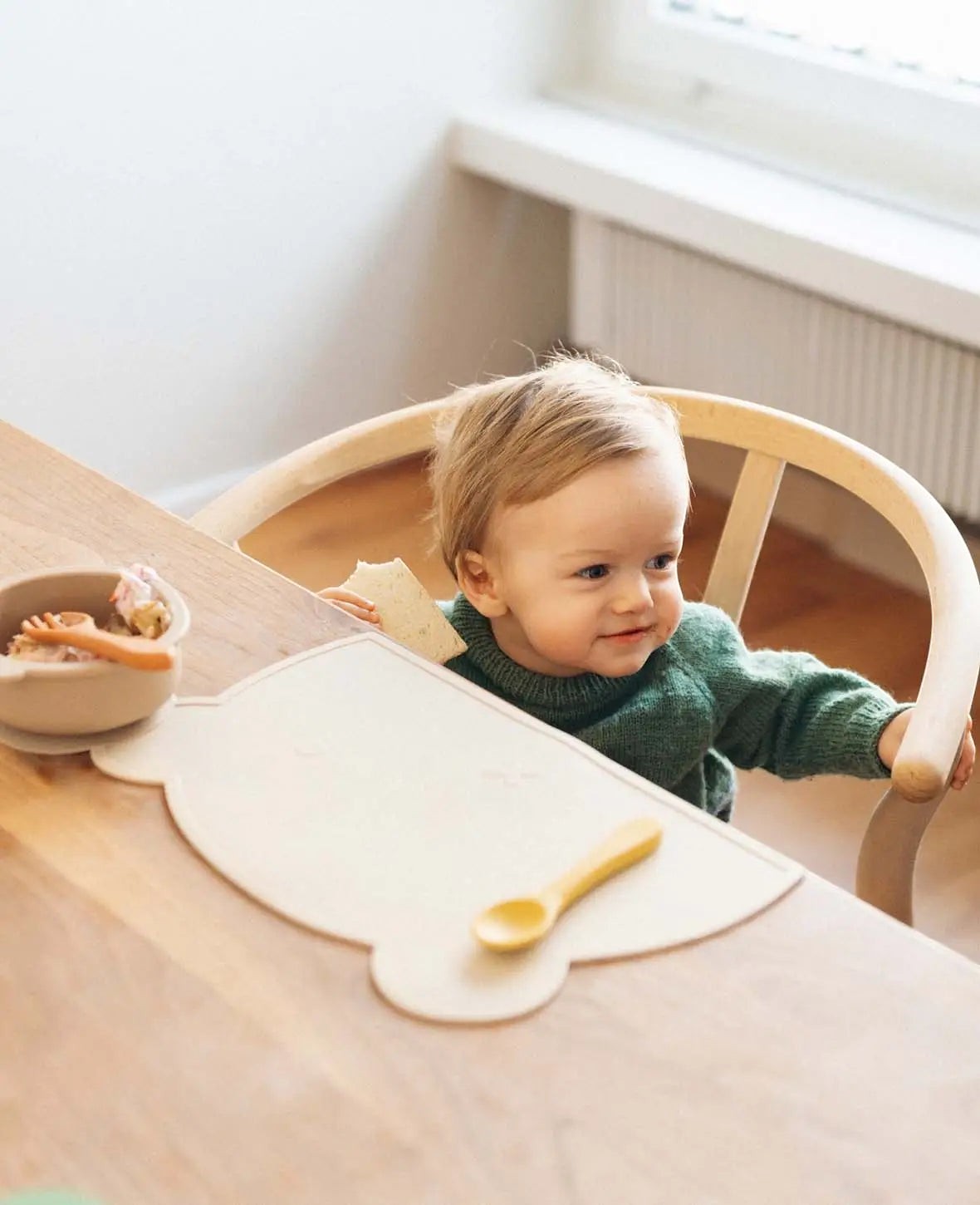 Kinder Geschirrset "Bär", aus Silikon in Sienna/Beige/Rostrot, mit Tellern, Besteck, Becher, Tischset und Lätzchen