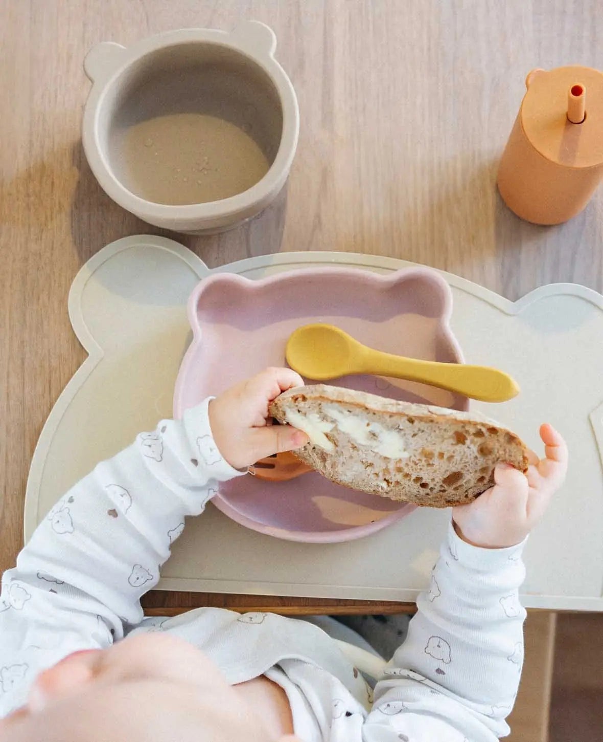 Kinder Geschirrset "Bär", aus Silikon in Sienna/Beige/Rostrot, mit Tellern, Besteck, Becher, Tischset und Lätzchen