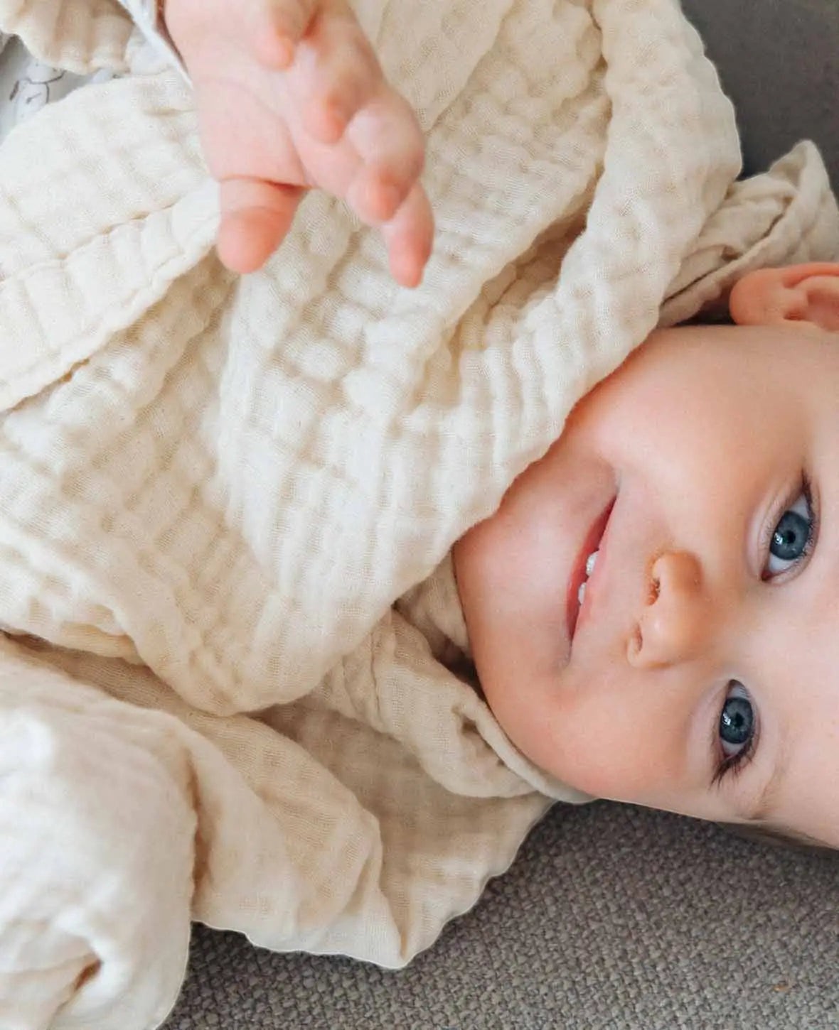 Poncho "Lilo" aus 100% Bio Baumwolle-Musselin in Vanille Gelb für Kinder im Alter von 1-2 Jahren
