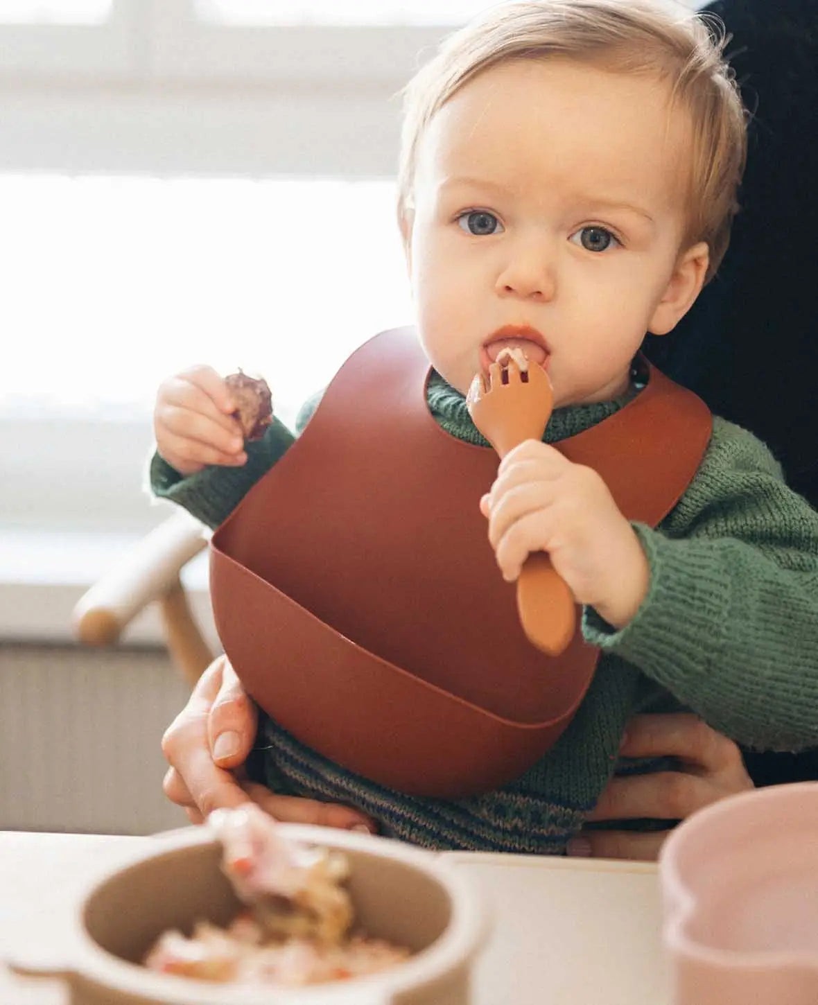 Kinder Geschirrset "Bär", aus Silikon in Sienna/Beige/Rostrot, mit Tellern, Besteck, Becher, Tischset und Lätzchen