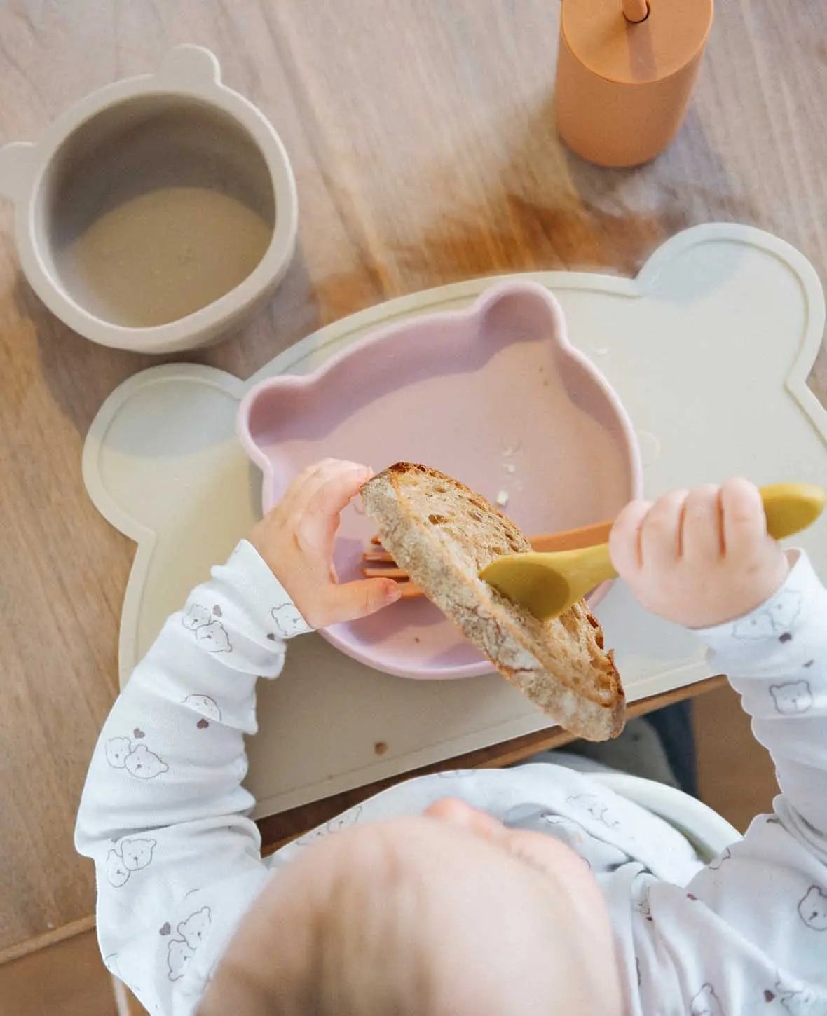 Kinder Geschirrset "Bär", aus Silikon in Sienna/Beige/Rostrot, mit Tellern, Besteck, Becher, Tischset und Lätzchen
