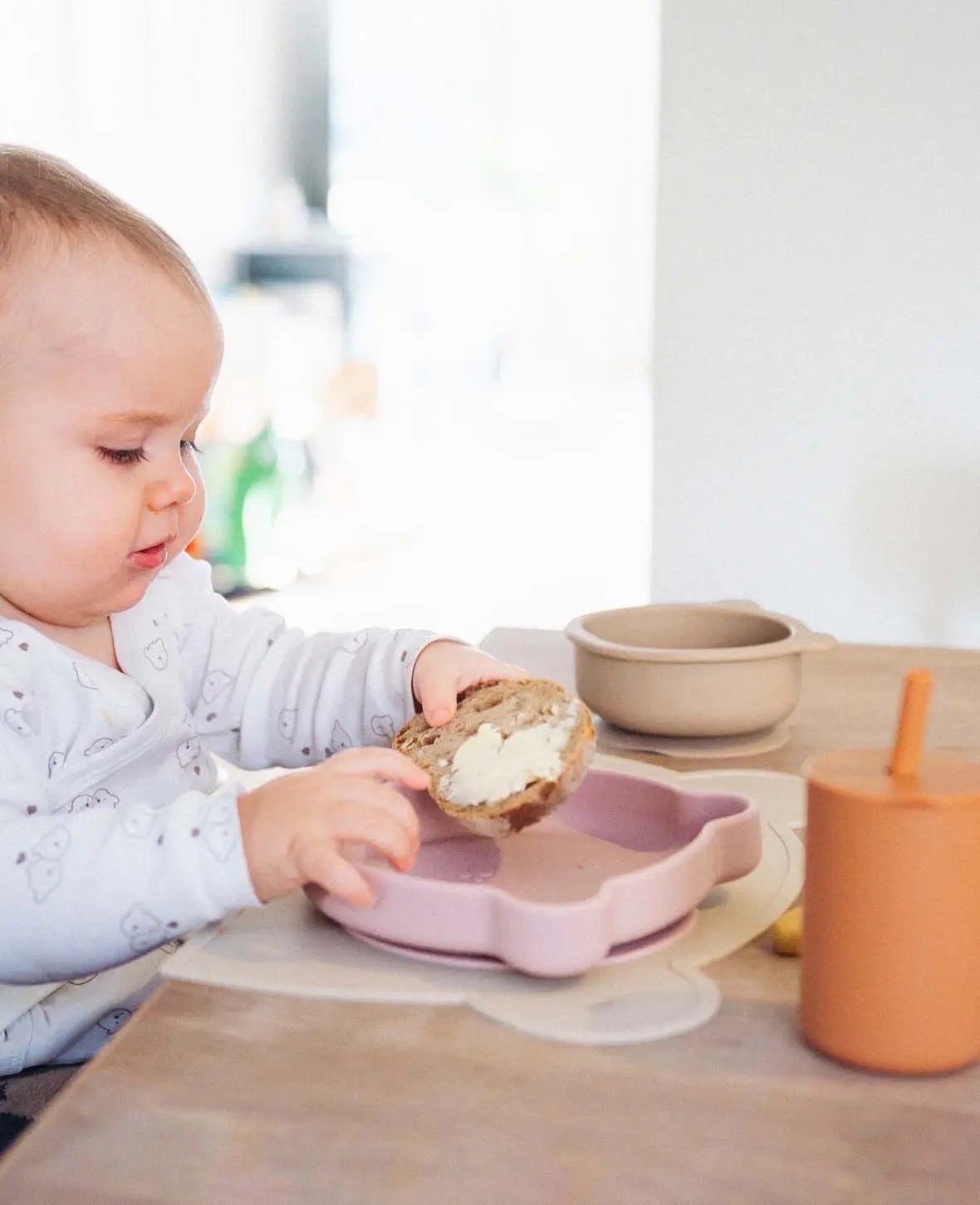 Kinder Geschirrset "Bär", aus Silikon in Sienna/Beige/Rostrot, mit Tellern, Besteck, Becher, Tischset und Lätzchen