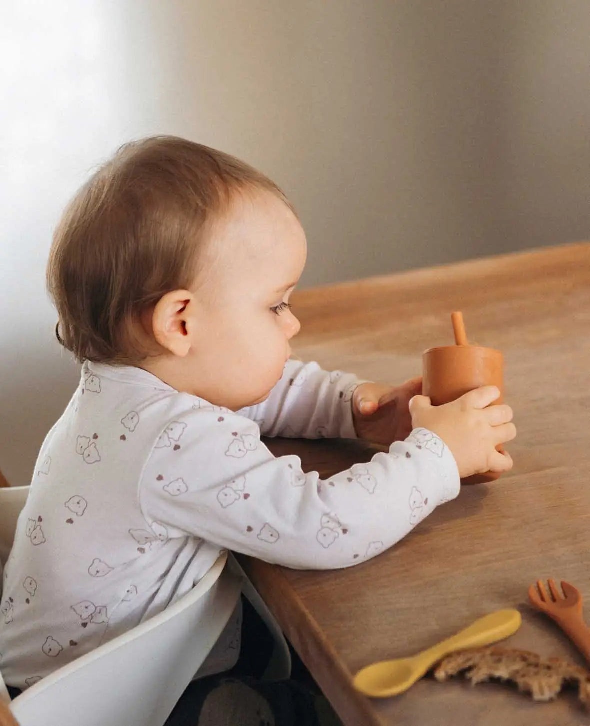 Kinder Geschirrset "Bär", aus Silikon in Sienna/Beige/Rostrot, mit Tellern, Besteck, Becher, Tischset und Lätzchen