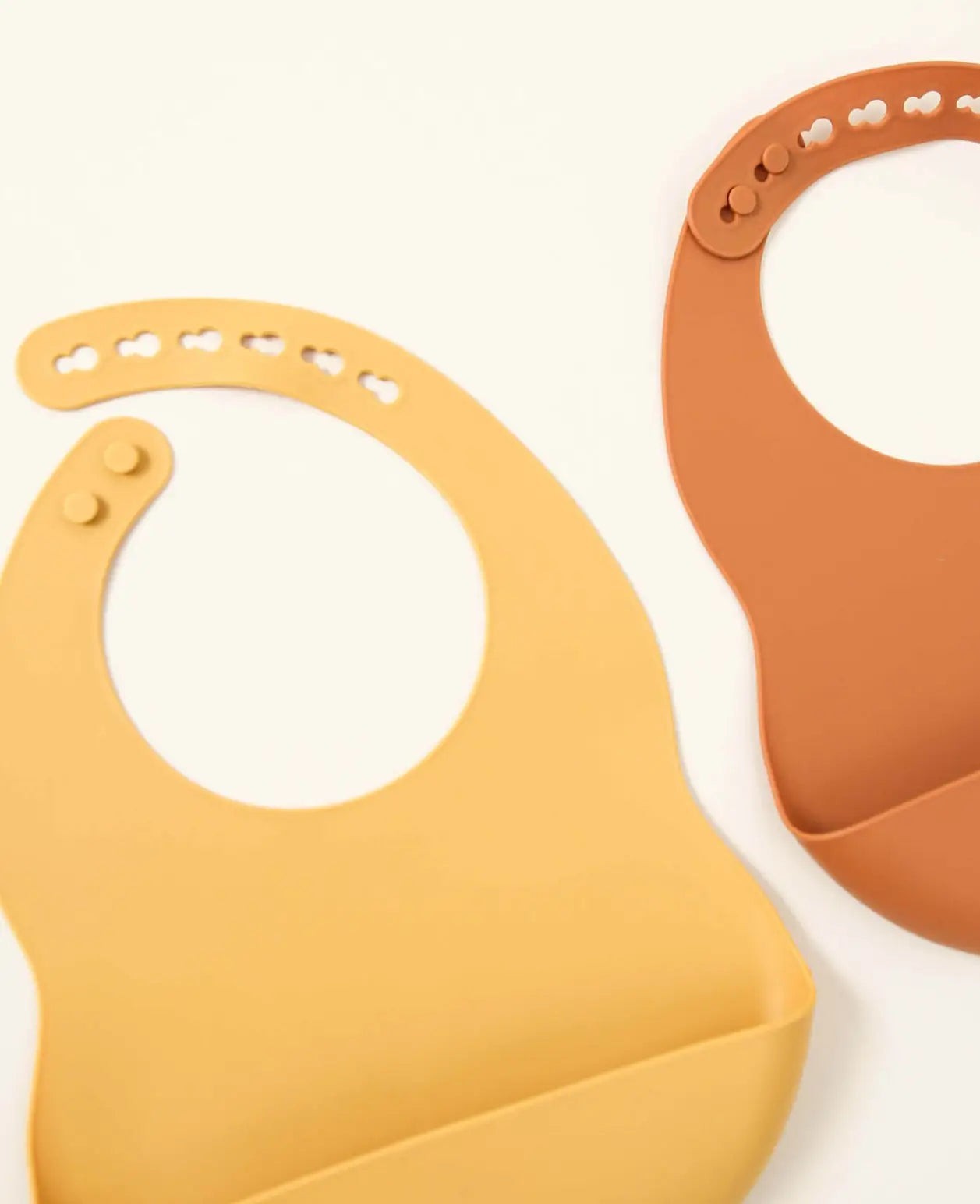 2er Pack Lätzchen aus Silikon mit Auffangschale, grössenverstellbar, gelb und rot, Ø 11 cm