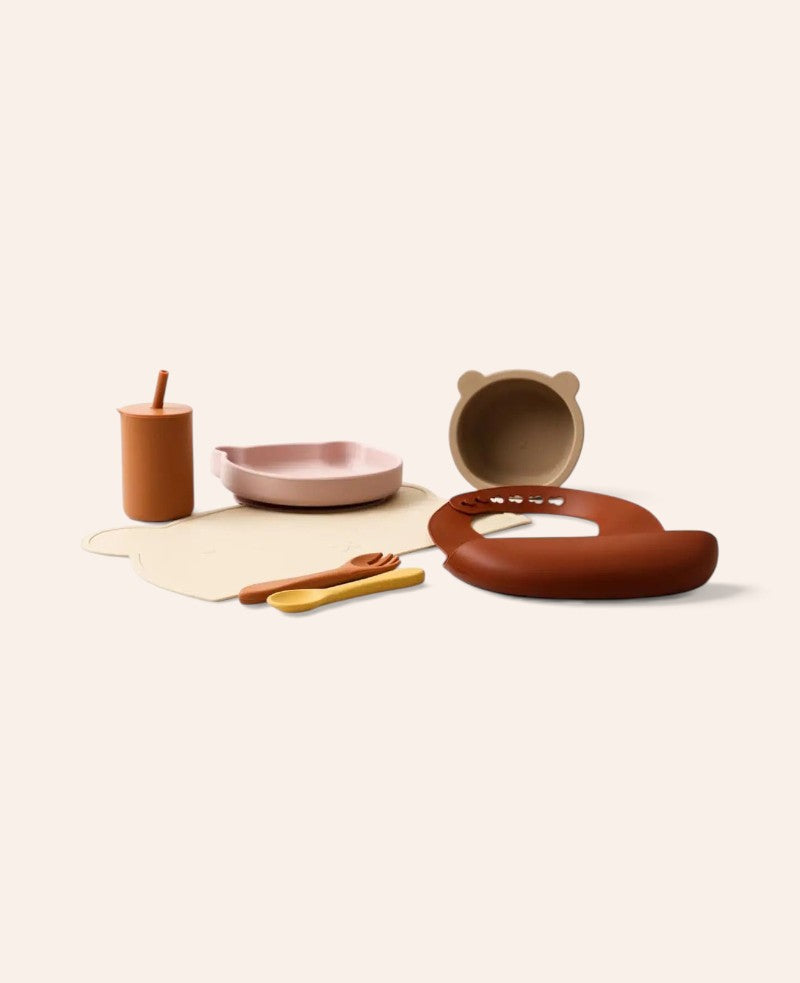 Kinder Geschirrset "Bär", aus Silikon in Sienna/Beige/Rostrot, mit Tellern, Besteck, Becher, Tischset und Lätzchen