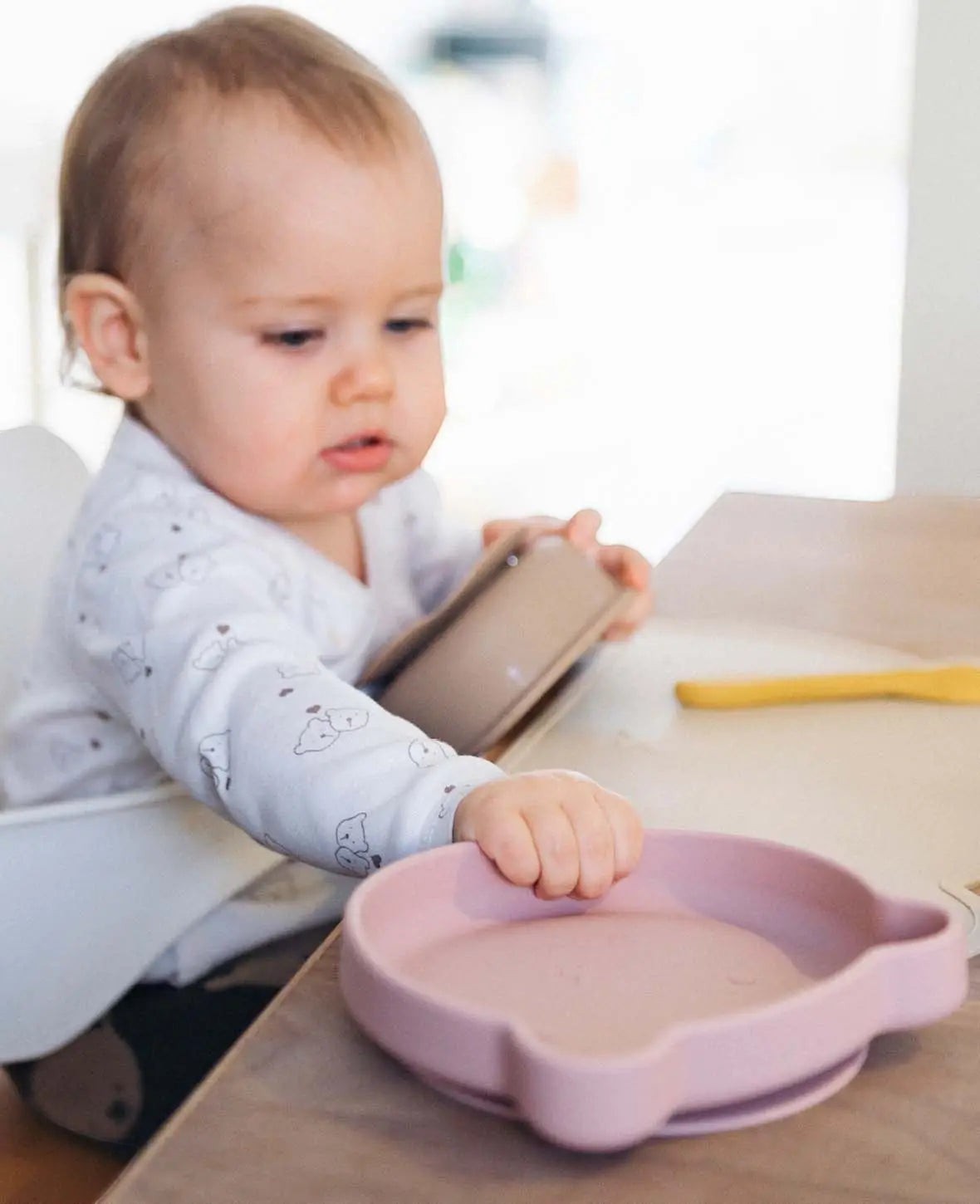 Kinder Geschirrset "Bär", aus Silikon in Sienna/Beige/Rostrot, mit Tellern, Besteck, Becher, Tischset und Lätzchen