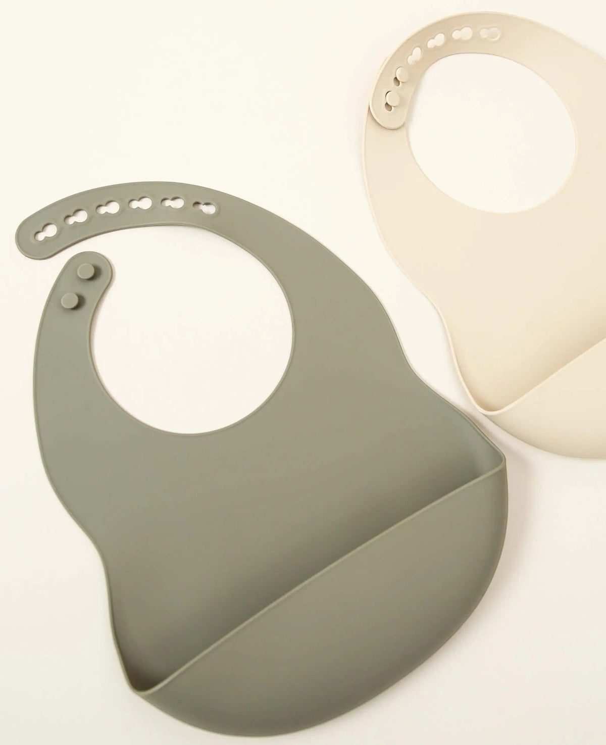 2er Pack Lätzchen aus Silikon mit Auffangschale, grössenverstellbar, grau und beige, Ø 11 cm