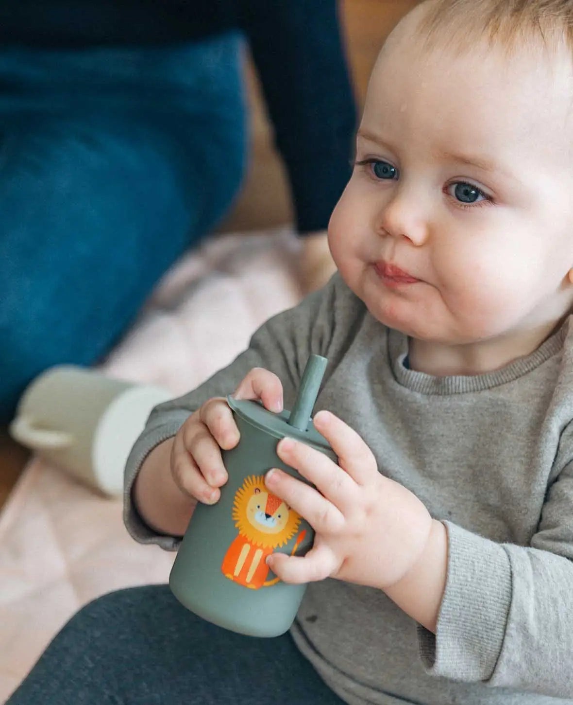Kinder Trinkbecher "The Mini Sippi" mit Strohhalm und Löwen Aufdruck, aus Silikon in Khaki, 180 ml