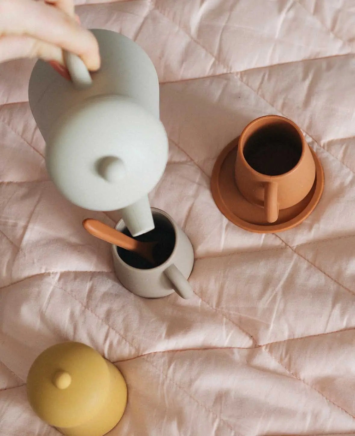 Kindertee Set für Kinder, aus Silikon in Sienna/Beige, mit Tassen, Kessel und Zuckerdose