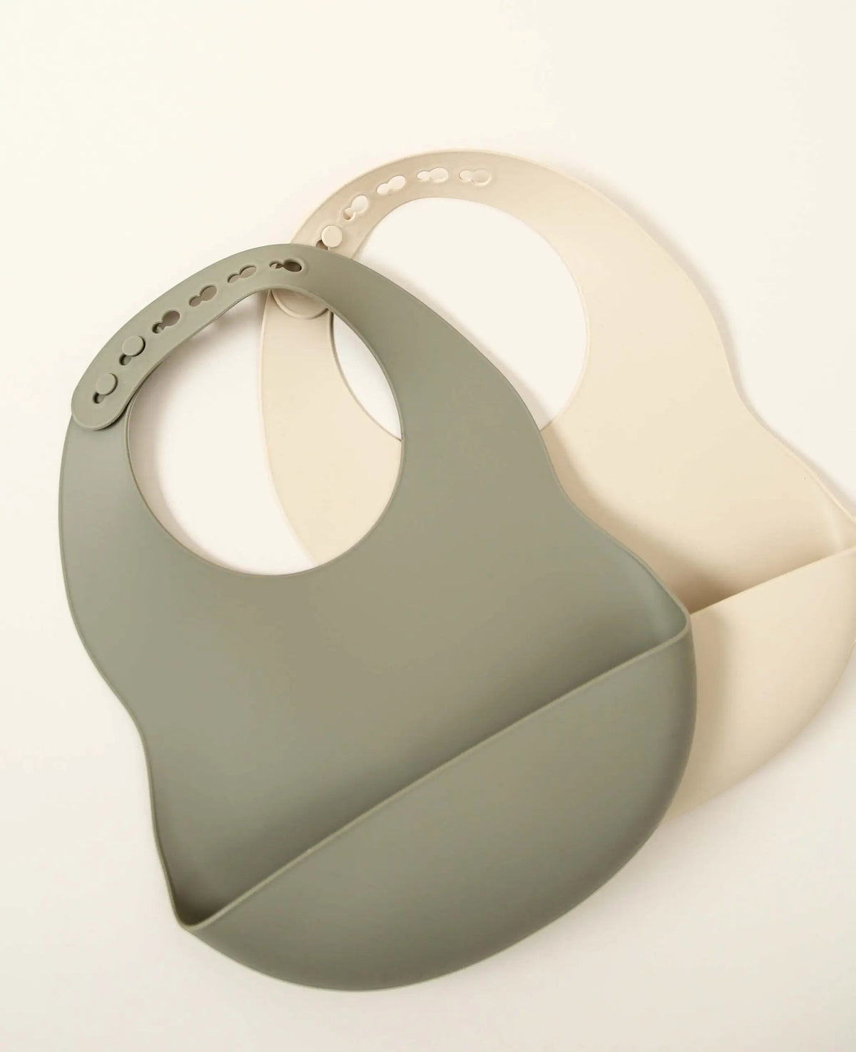 2er Pack Lätzchen aus Silikon mit Auffangschale, grössenverstellbar, grau und beige, Ø 11 cm