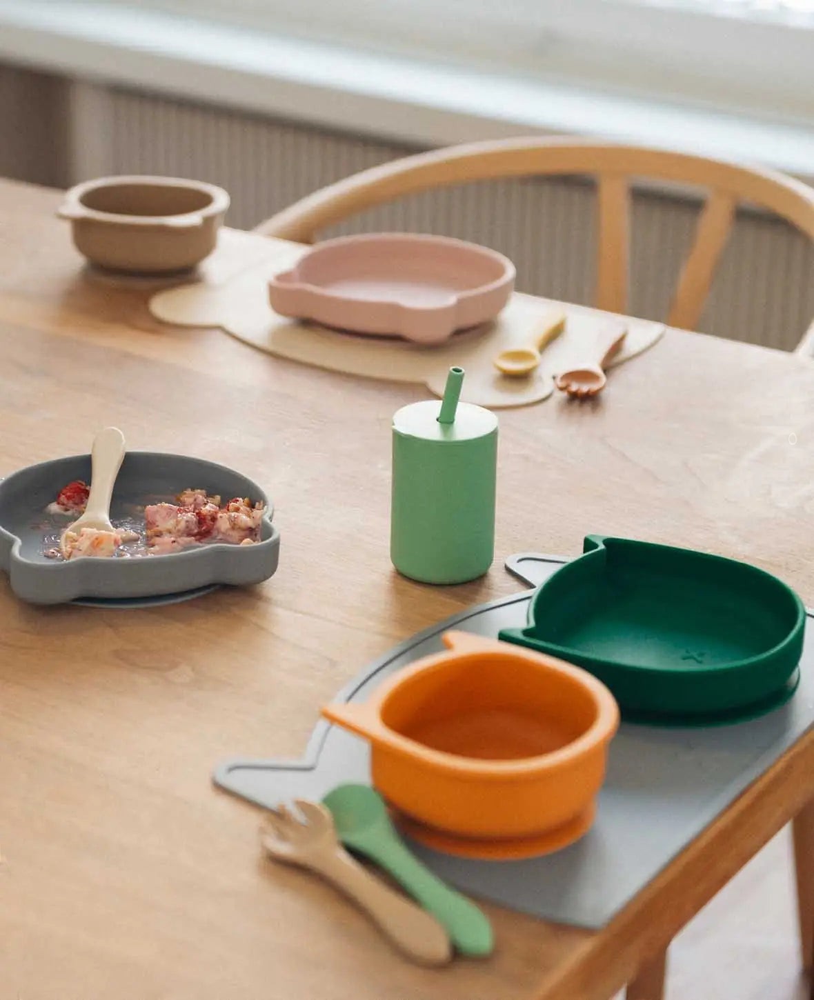 Kinder Geschirrset "Katze", aus Silikon in Grün/Beige/Grau, mit Tellern, Besteck, Becher, Tischset und Lätzchen