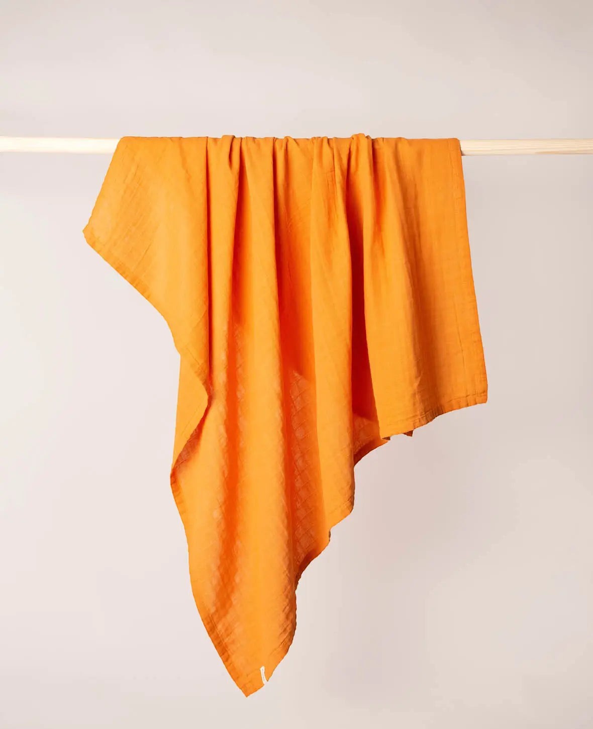Musselin Tuch / Mulltuch aus 100% Bio Baumwolle als Nuscheli für Babys oder als Mode- und Dekoaccessoire in Dusty Orange, 120 x 100 cm