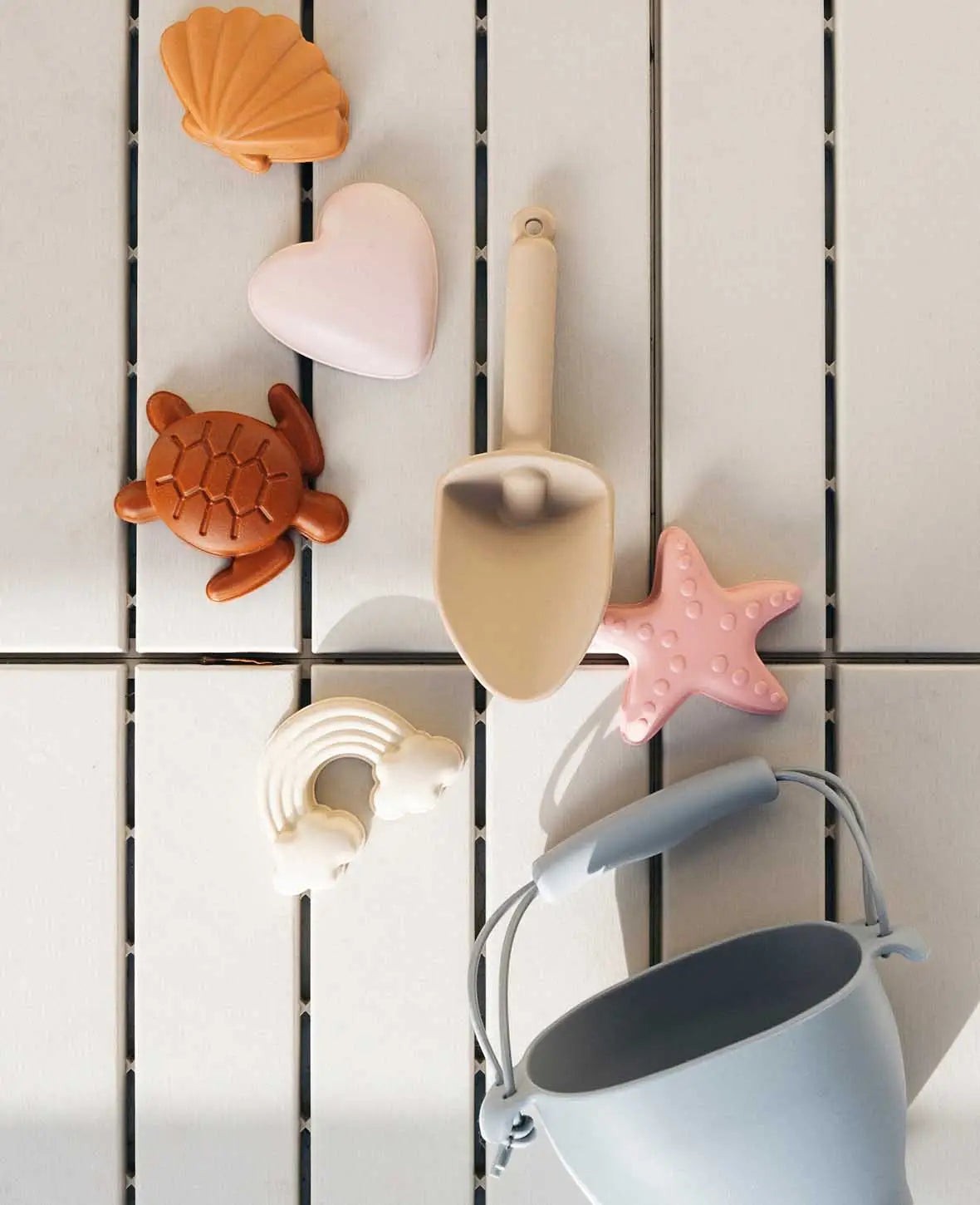 Sandspielzeug Set für Kinder, aus Silikon in Blau/Beige/Rosa, mit Kessel, Schaufel und Formen