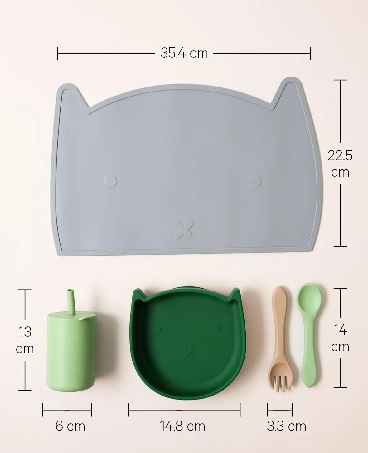 Kinder Geschirrset "Katze", aus Silikon in Grün/Beige/Grau, mit Tellern, Besteck, Becher, Tischset und Lätzchen