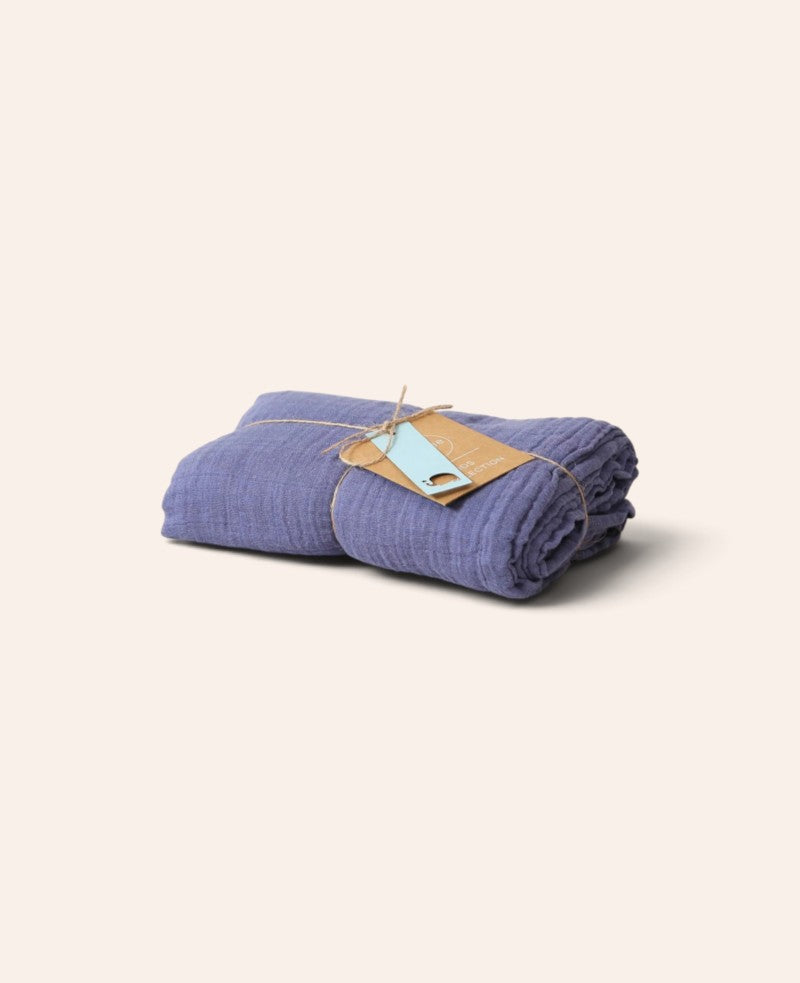 Grosses Musselin Tuch / Mulltuch aus 100% Bio Baumwolle als Nuscheli für Babys oder als Mode- und Dekoaccessoire in dunkelblau, 120 x 100 cm