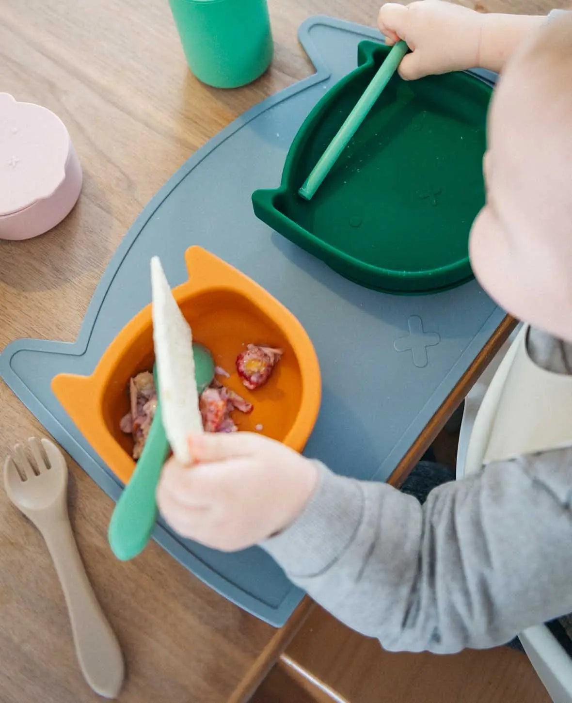 Kinder Geschirrset "Katze", aus Silikon in Grün/Beige/Grau, mit Tellern, Besteck, Becher, Tischset und Lätzchen