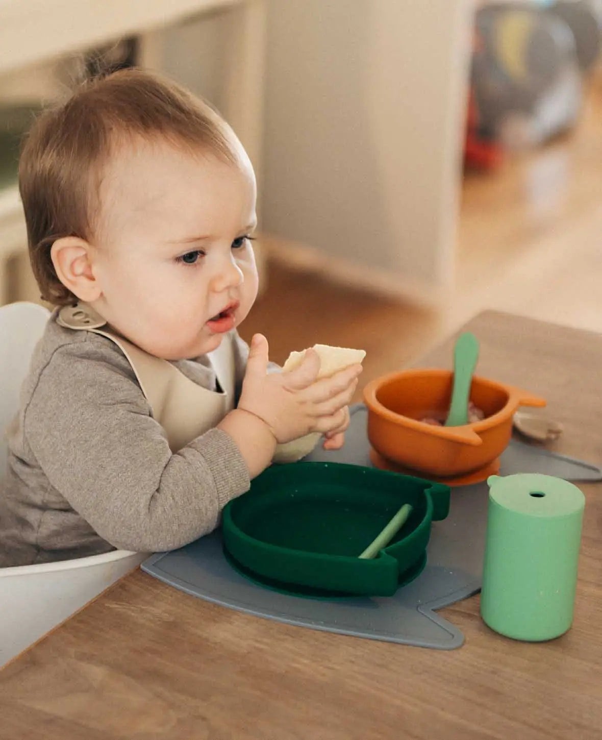 Kinder Geschirrset "Katze", aus Silikon in Grün/Beige/Grau, mit Tellern, Besteck, Becher, Tischset und Lätzchen