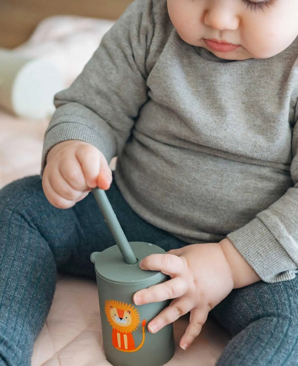 Kinder Trinkbecher "The Mini Sippi" mit Strohhalm und Löwen Aufdruck, aus Silikon in Khaki, 180 ml