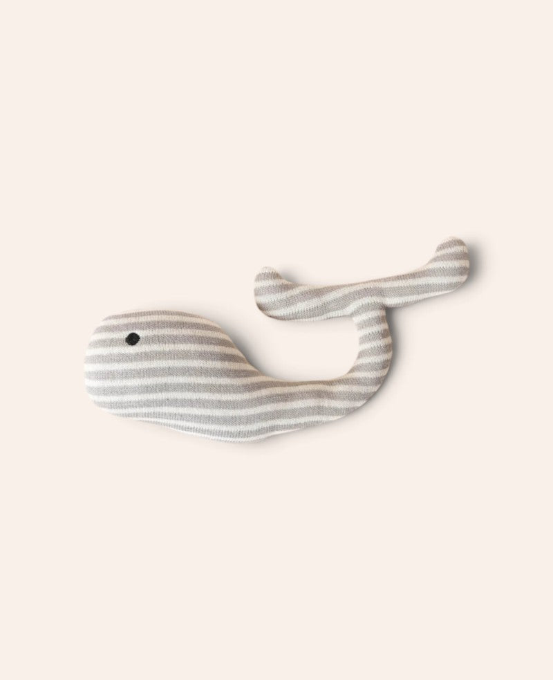 Wal Stofftier / Spielzeug in Grau mit weissen Streifen, aus gestrickter Baumwolle, L 27 cm x H 11 cm