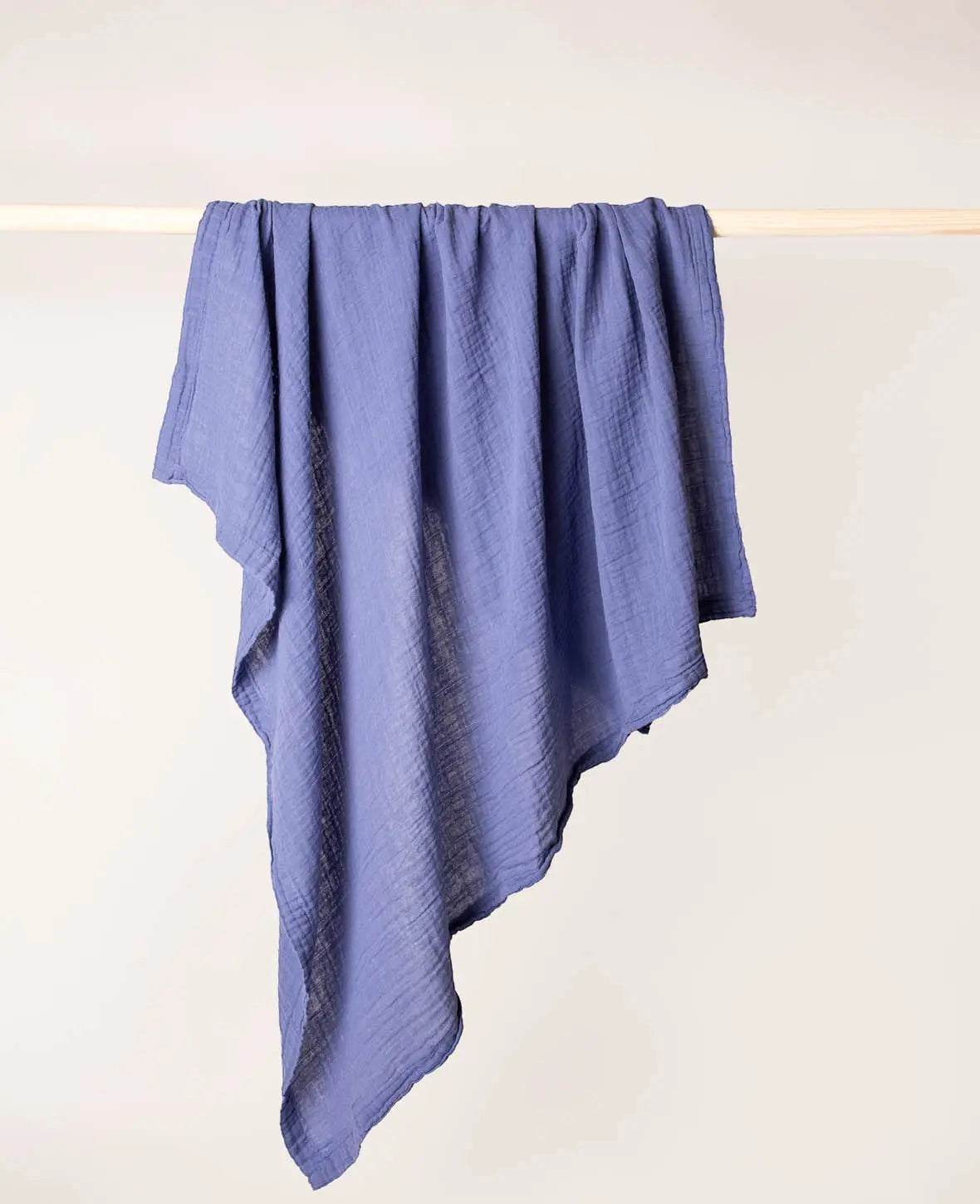 Grosses Musselin Tuch / Mulltuch aus 100% Bio Baumwolle als Nuscheli für Babys oder als Mode- und Dekoaccessoire in dunkelblau, 120 x 100 cm