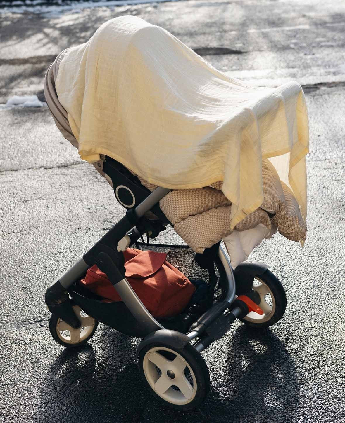 Musselin Tuch / Mulltuch aus 100% Bio Baumwolle als Nuscheli für Babys oder als Mode- und Dekoaccessoire in Pastell Gelb, 120 x 100 cm