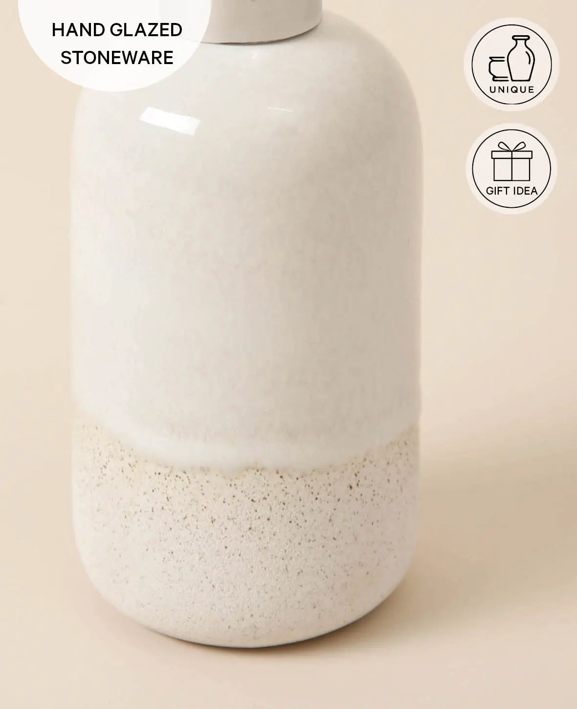 Seifenspender mit silbernem Spender aus beige glasiertem Steingut
