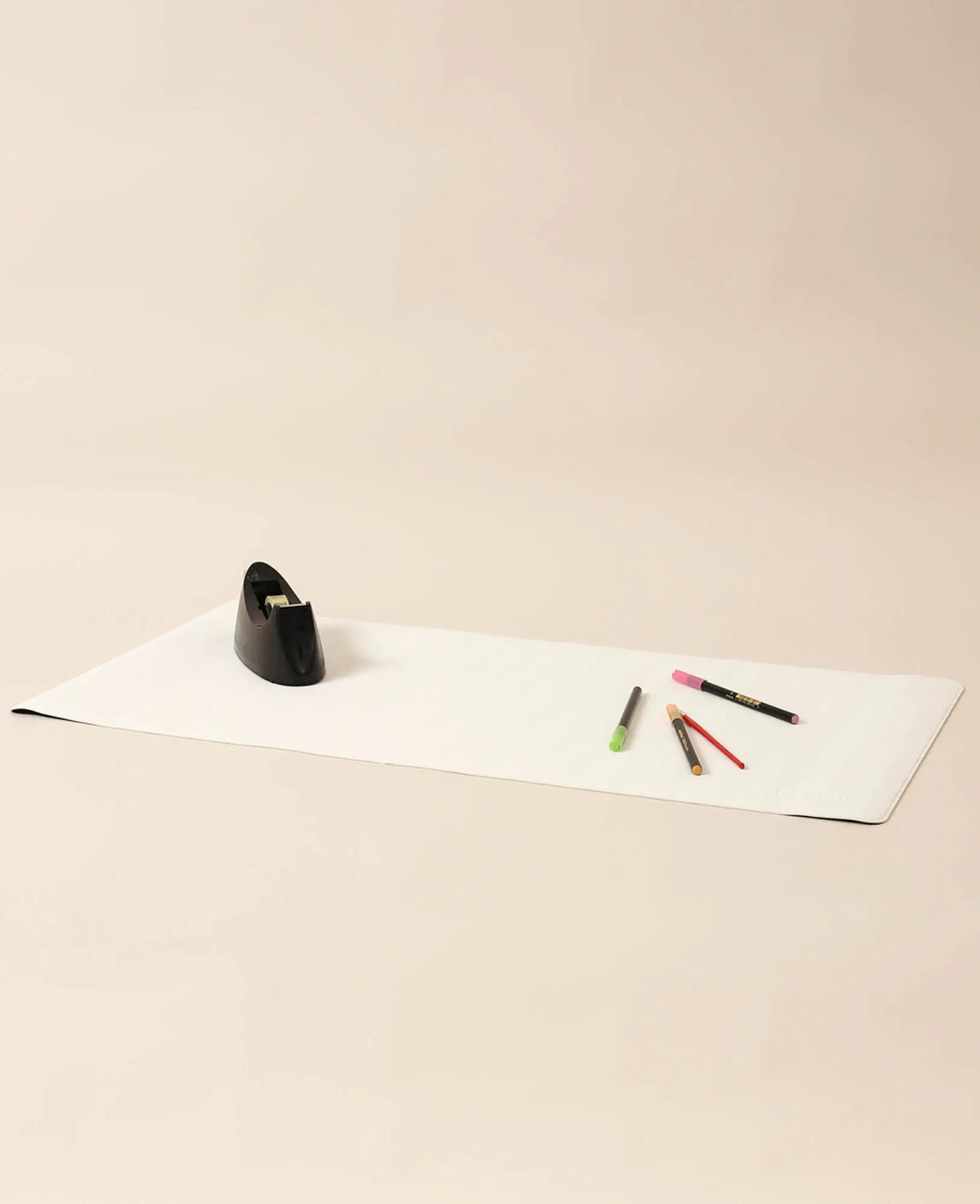 Schreibtischmatte aus veganem Leder in Weiss, mit rutschfester Unterseite, 80 x 40 cm