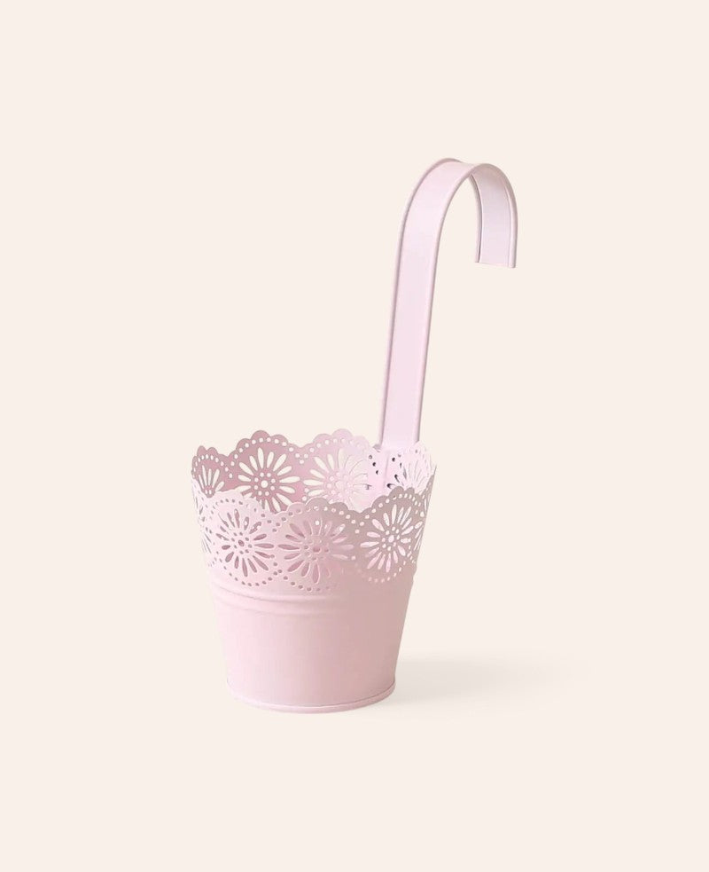 Matt-rosa Blechtopf mit Spitzenverzierung und Haken, D11 x H22 cm