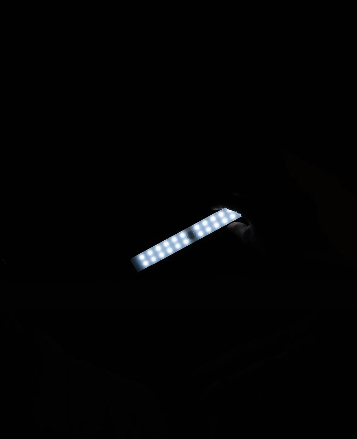 Magnetische, kabellose LED Lichtleiste (24 LED's) mit Bewegungssensor – Kaltweiss, 19 cm