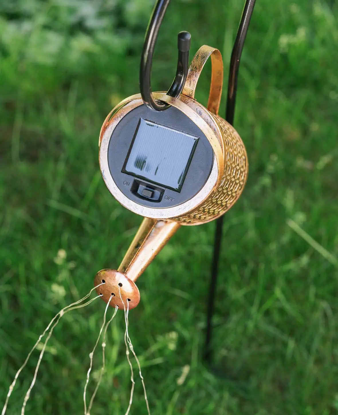 Solar Giesskanne mit Haken & Lichterkette, ideal als Garten Deko