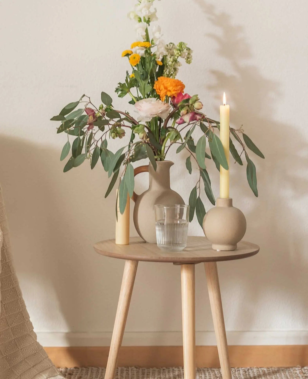 Beiger Japandi Keramikkrug mit orangenem Griff, H 20 cm, 1'300ml