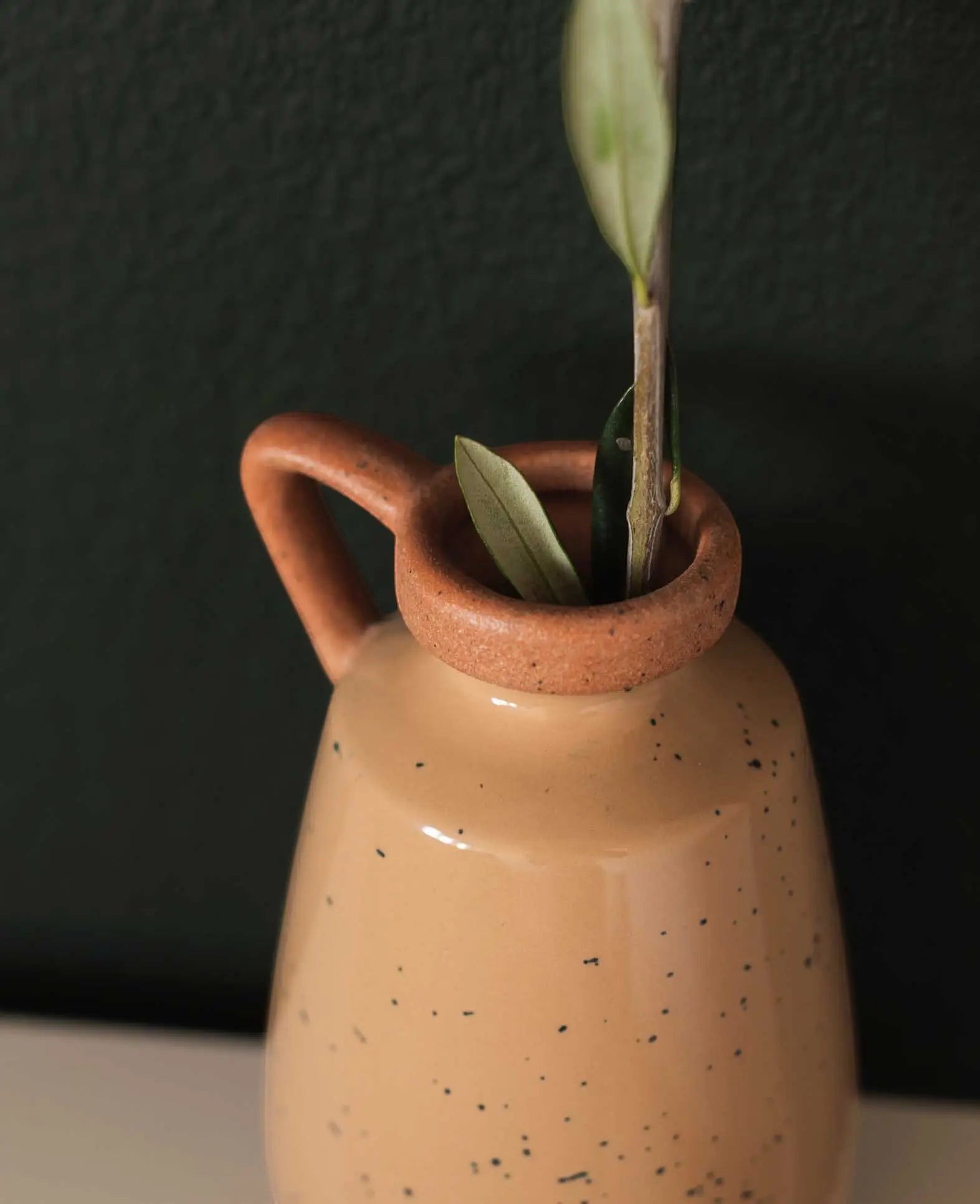 Terracottafarbene Keramikvase mit Griff, H 17 cm