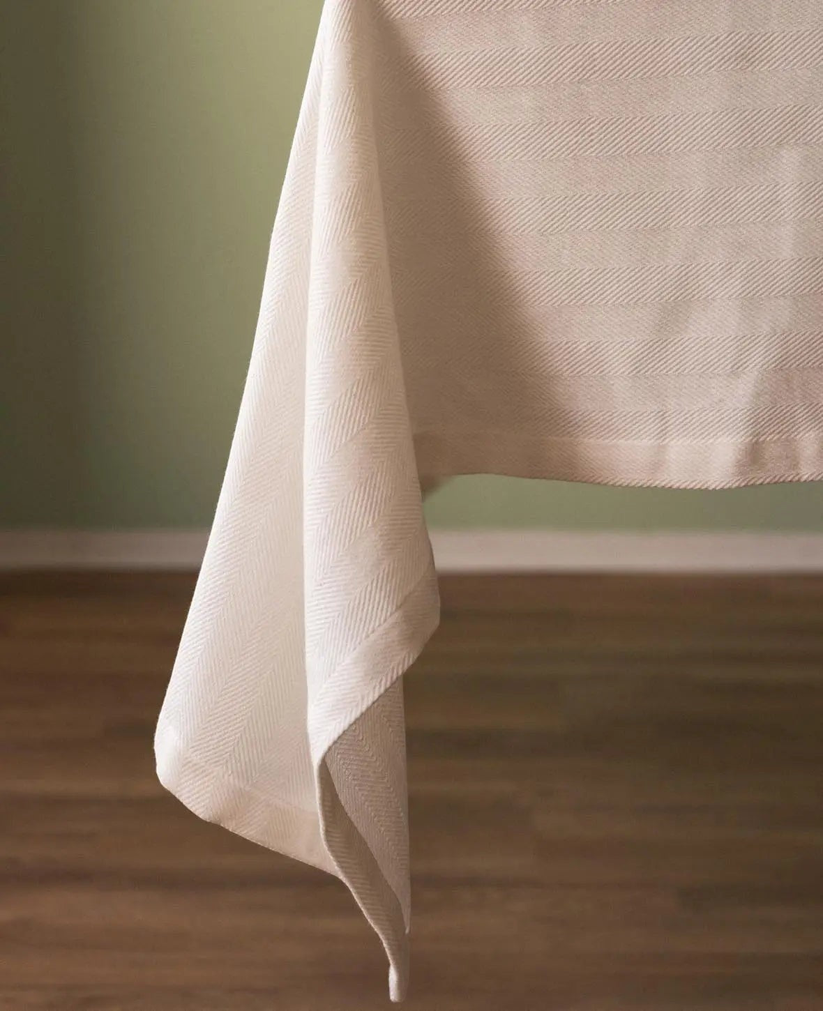 Cremefarbenes Tischtuch / Tischdecke aus 100 % Bio Baumwolle mit Fischgrät Webmuster, 150 x 240 cm
