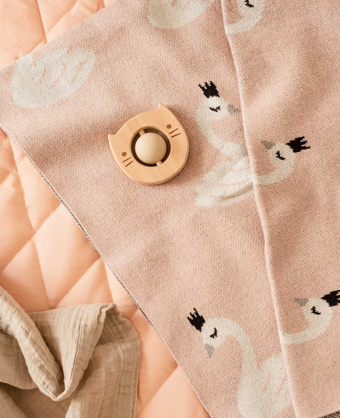 Gestrickte Babydecke Schwan aus Baumwolle mit Schwan Motiv, 80 x 100 cm