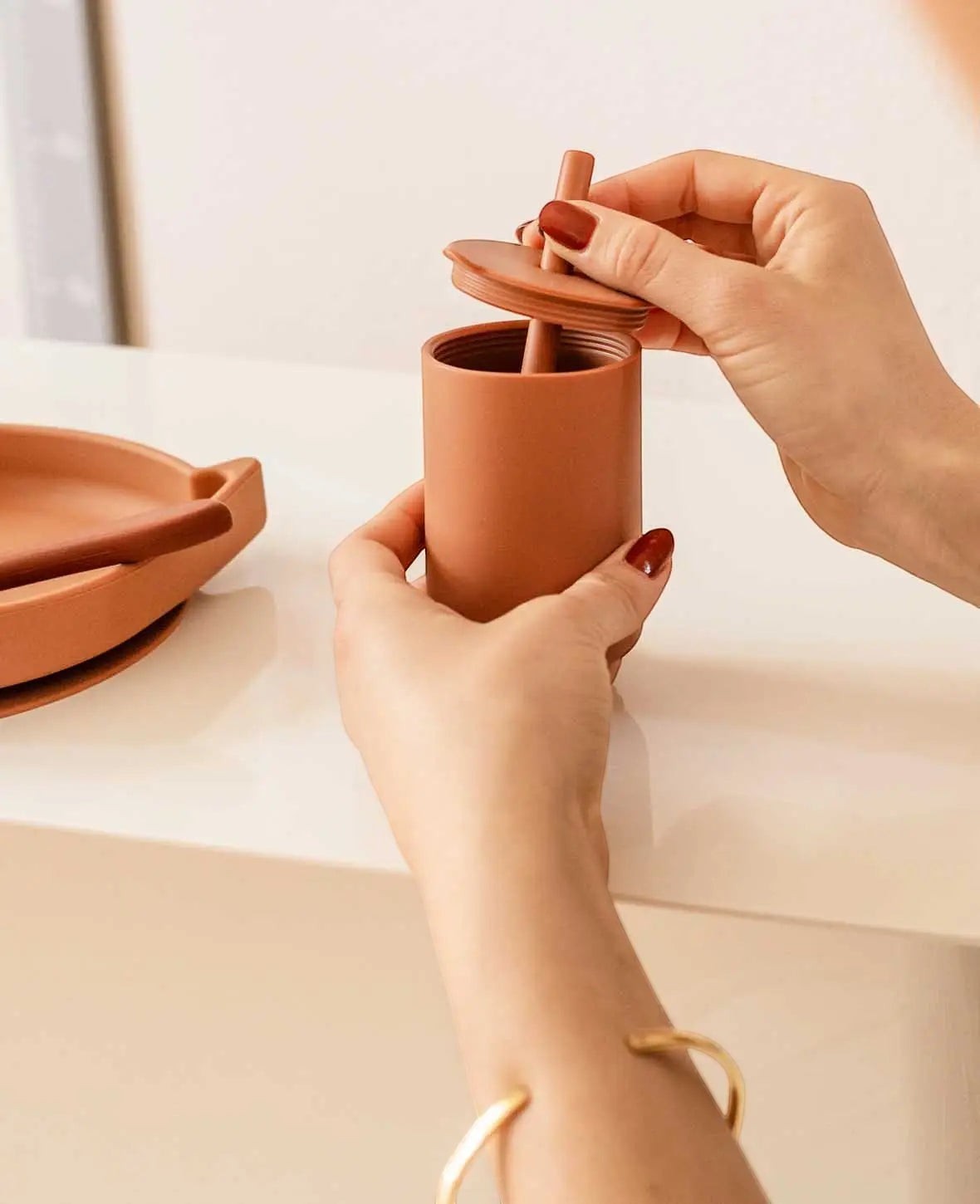 Trinkbecher mit Strohhalm für Kinder in rostrot aus Silikon, 200 ml