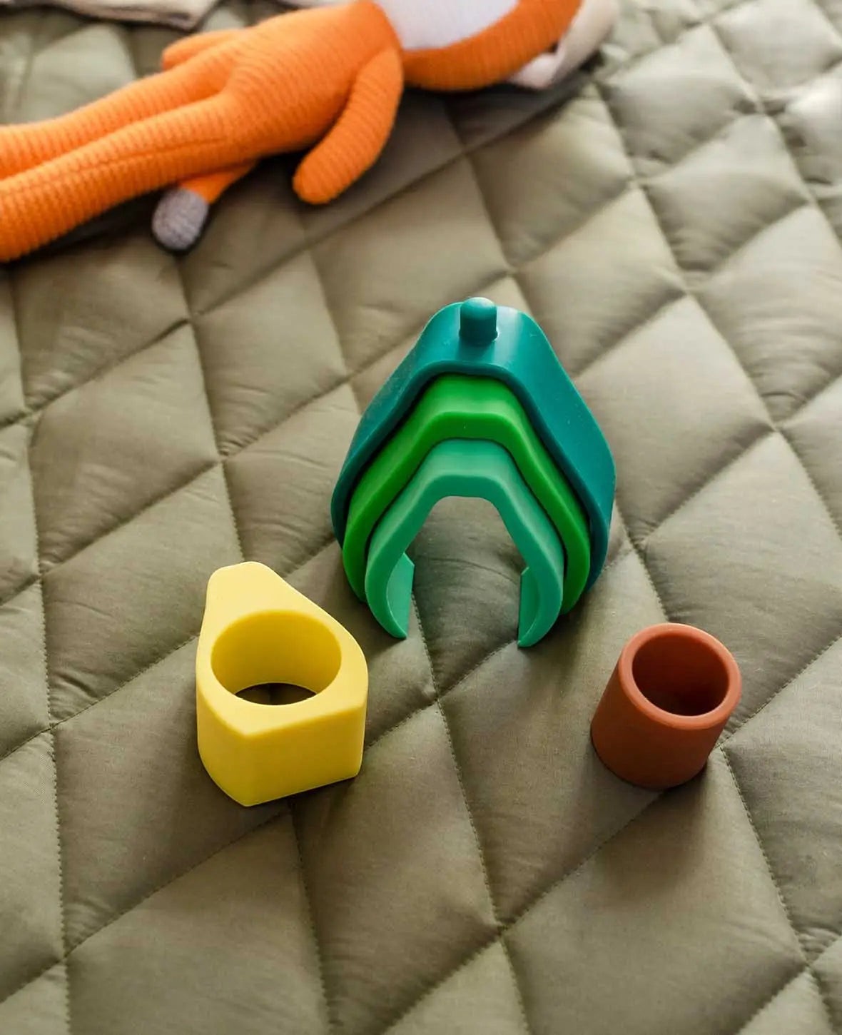 Steckspielzeug Avocado, 5-teilig, aus Silikon, ab 6 Monaten, H 10 cm