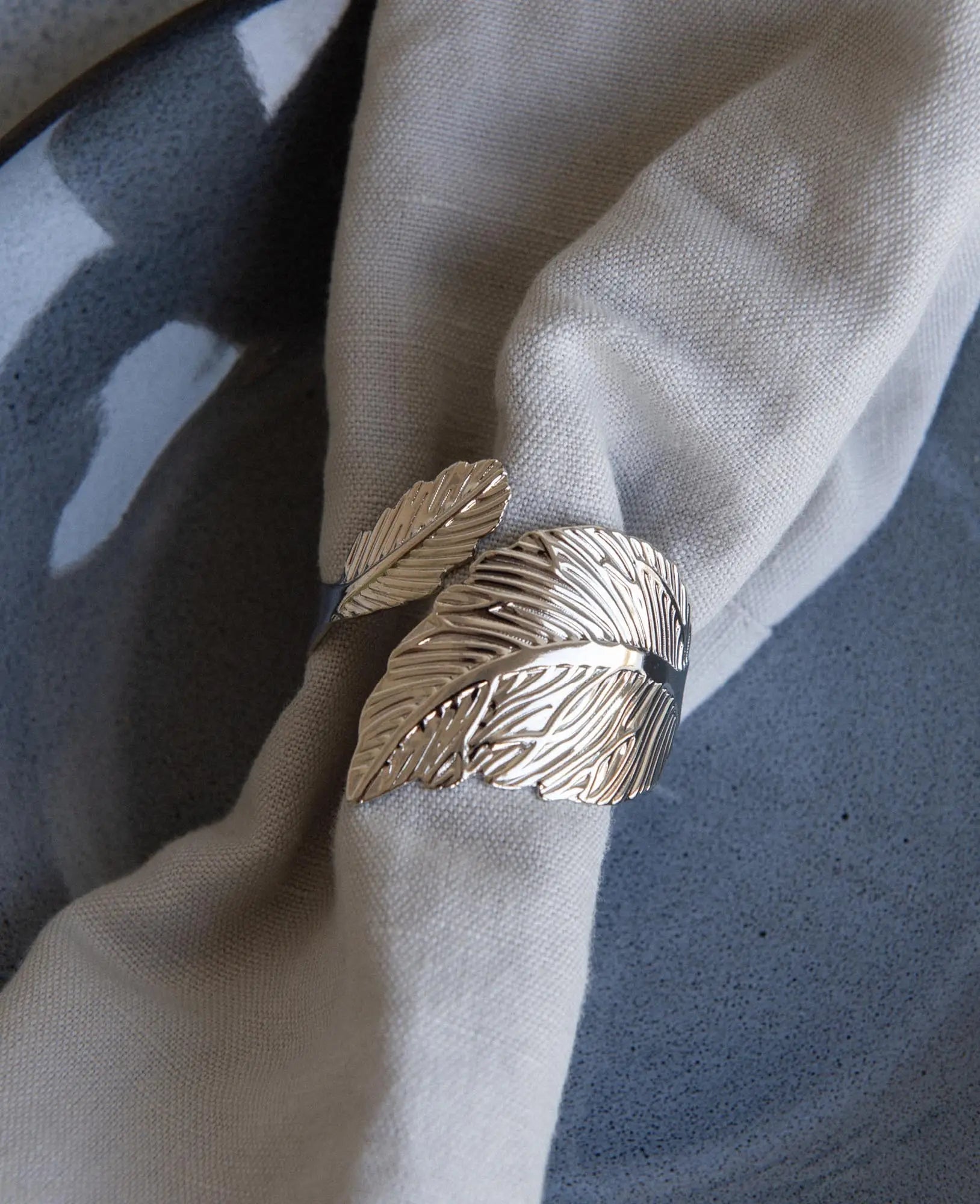 Eleganter Serviettenring in Feder / Blattform aus Metall für Stoffservietten, Ø 4.5 cm Silber