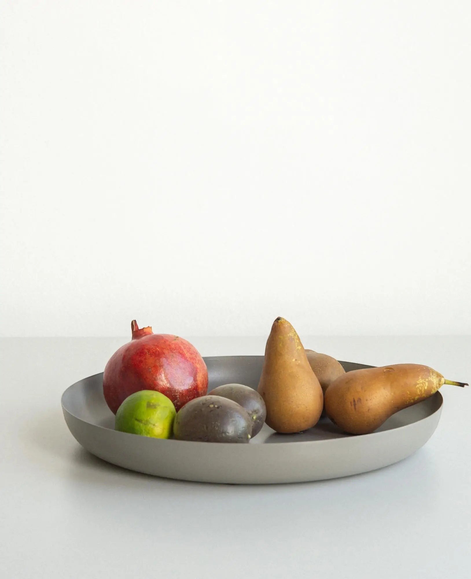 Rundes Serviertablett / Dekotablett aus taupe-farbenem Metall, Ø 30.5 cm