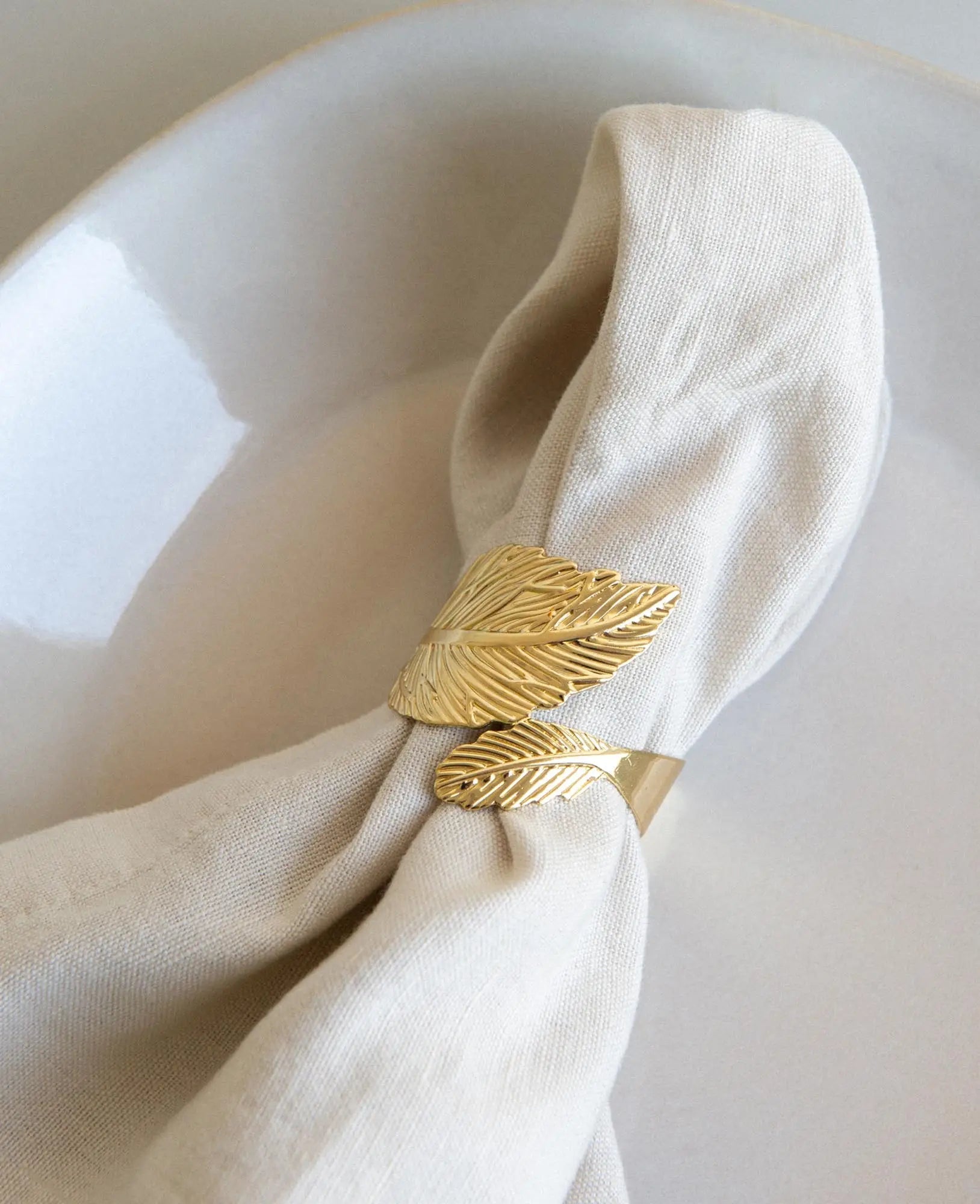 Eleganter Serviettenring in Feder / Blattform aus Metall für Stoffservietten, Ø 4.5 cm, Gold