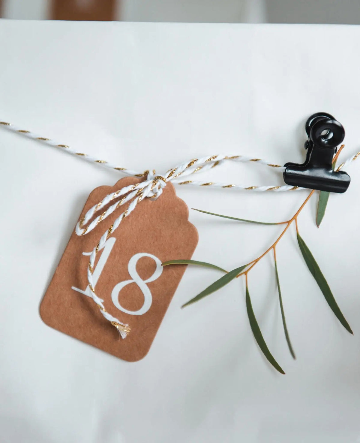 Adventskalender Tags mit 6 m Schnur, Braun & Weiss, ø 6 cm, 24 Stk.