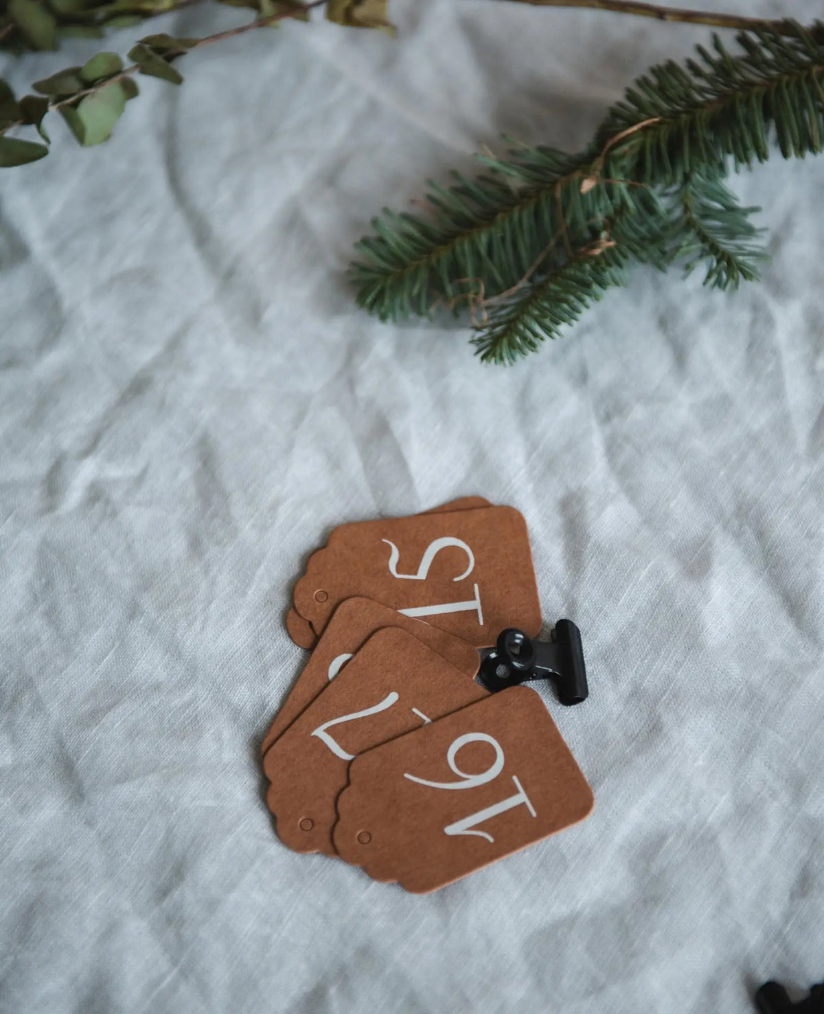 Adventskalender Tags mit 6 m Schnur, Braun & Weiss, ø 6 cm, 24 Stk.
