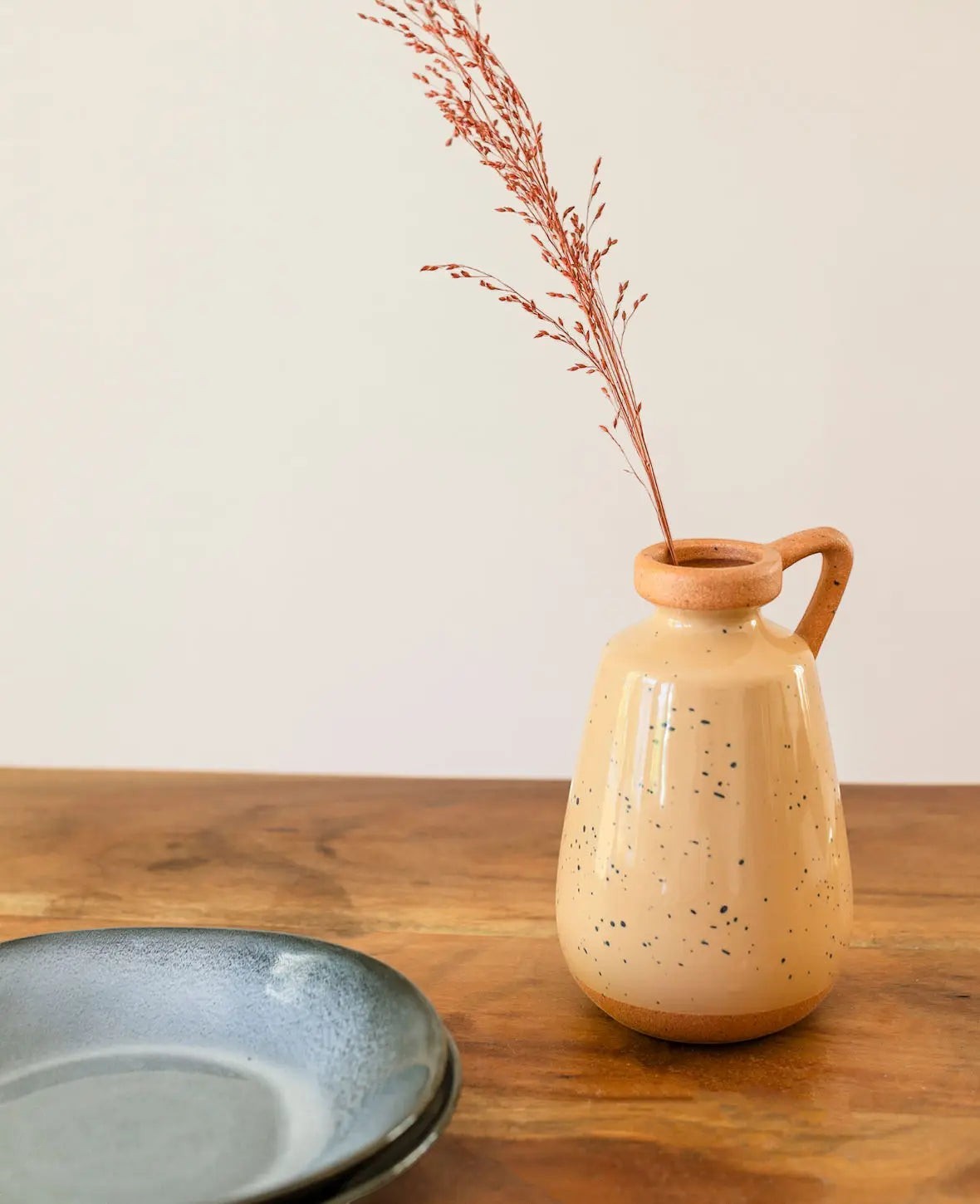Terracottafarbene Keramikvase mit Griff, H 17 cm