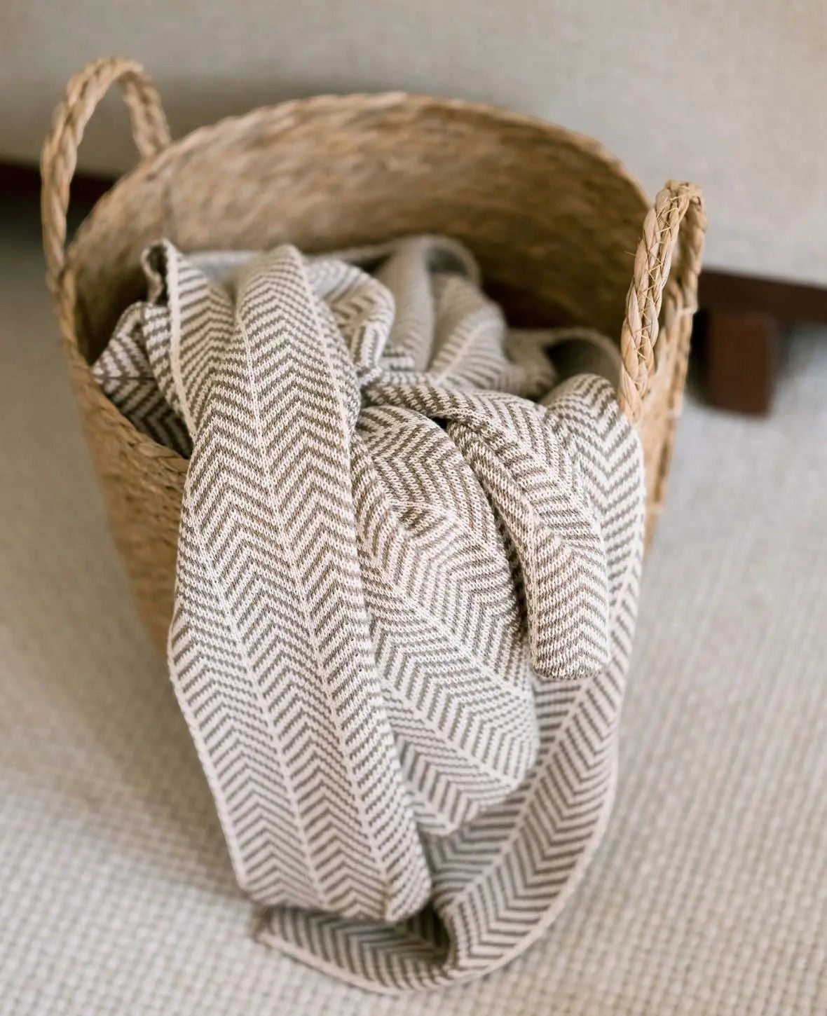 Beige Braune Boho Baumwolldecke mit eingearbeitetem Fischgrät Muster, 130 x 170 cm