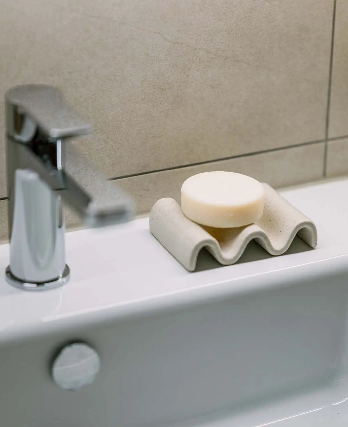 Keramik Seifenhalter in Wellenform, beige mit schwarzen Sprenkeln, 8 x 11.5 cm x H 3 cm