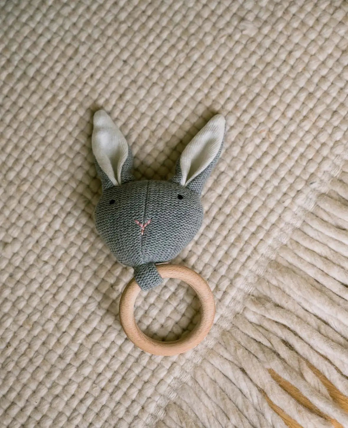 Baby Holz Beissring mit Hase aus gestrickter Baumwolle